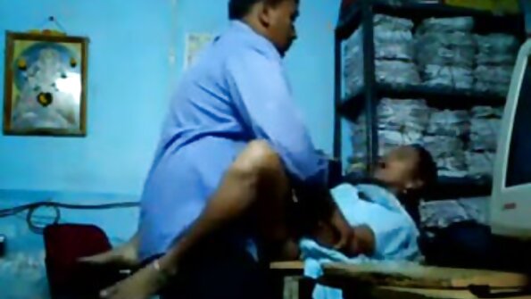 แม่บ้านที่น่ารักกำลังร่วมเพศคนสวนของเธอ
