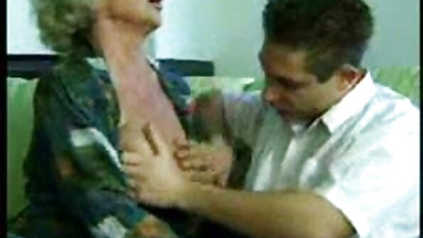 ไก่ที่โกนแล้วลึกเข้าไปข้างในสอง pussies สุก