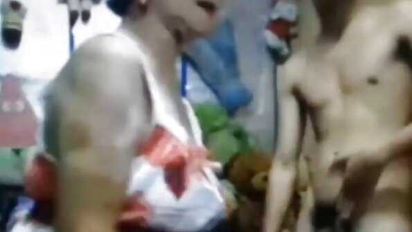 พี่เลี้ยงเด็ก busty กำลังมีเซ็กส์สามคน